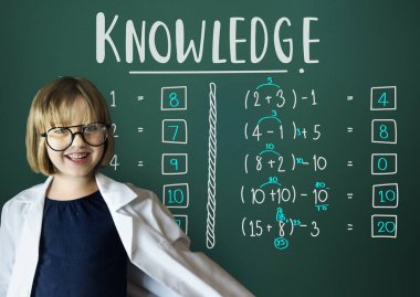 Küçük kız beyaz üniformalı