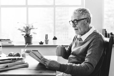 Son sınıf öğrencisi kitap okuyor.