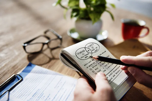 Geschäftsmann schreibt Notizen ins Tagebuch — Stockfoto