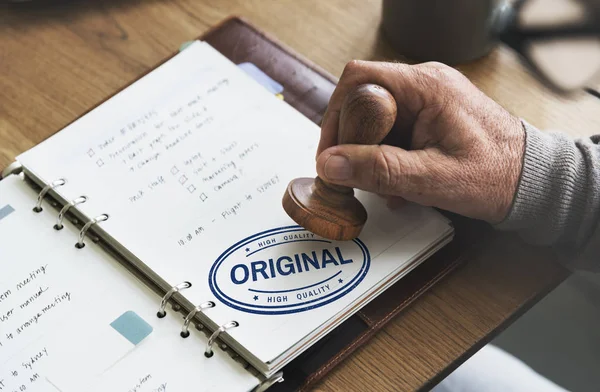 Mann setzt Stempel auf Papier-Notizbuch — Stockfoto