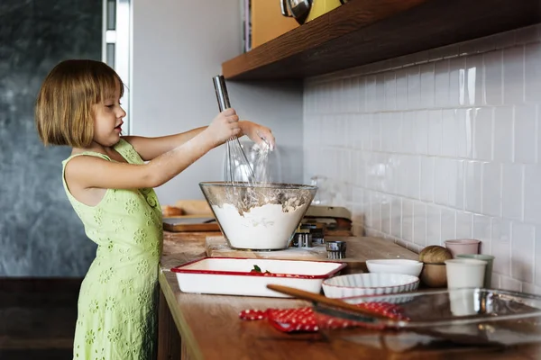 Meisje maken van deeg voor zelfgemaakte cookies — Stockfoto