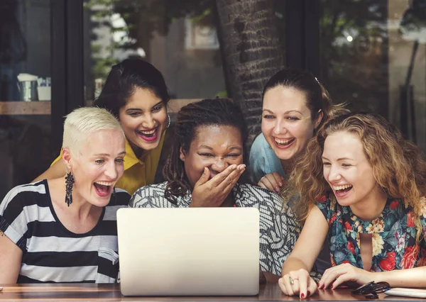 Amici che guardano il computer portatile — Foto Stock