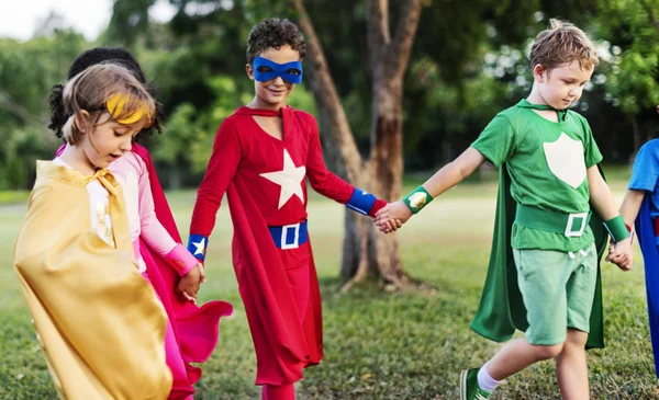 Copiii super-eroi se joacă și râd — Fotografie, imagine de stoc
