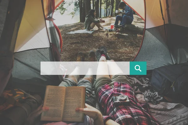 Meninas deitadas na tenda — Fotografia de Stock