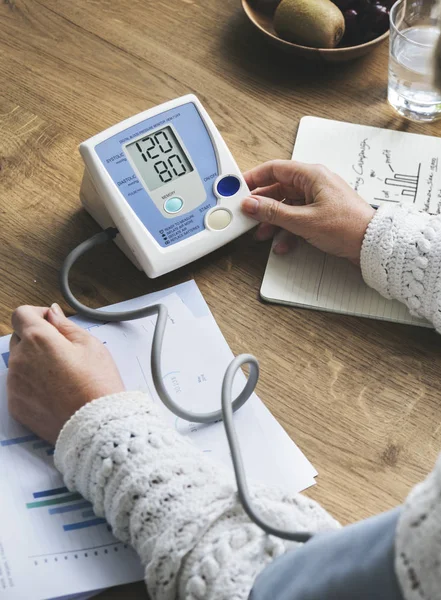Mulher verificando a pressão arterial — Fotografia de Stock