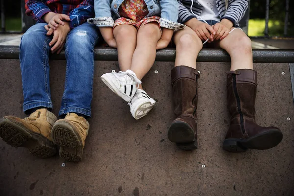 Enfants à la mode assis à l'extérieur — Photo