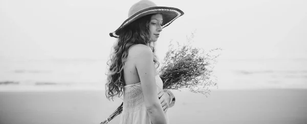 Hermosa mujer con flores secas —  Fotos de Stock