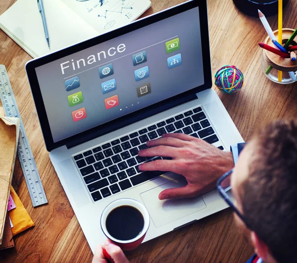 Man met laptop — Stockfoto