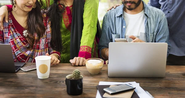 Estudiantes indios usando computadoras portátiles — Foto de Stock