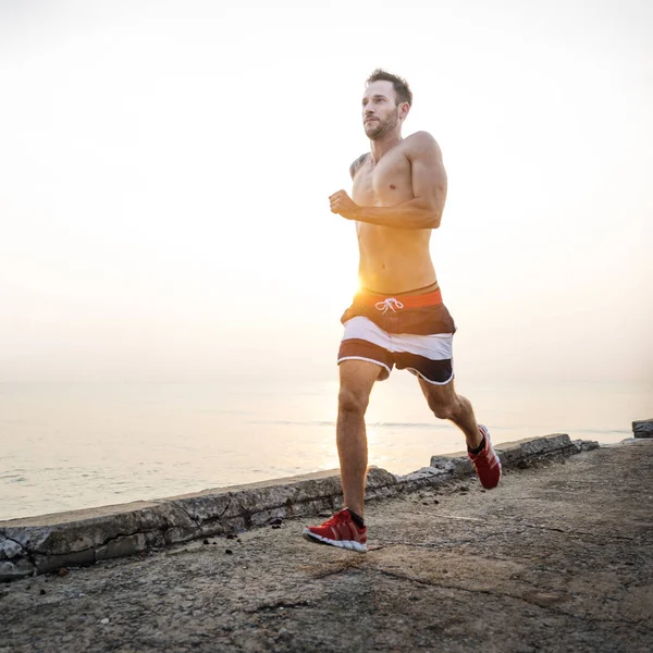 Hombre corriendo en la playa — Foto de Stock