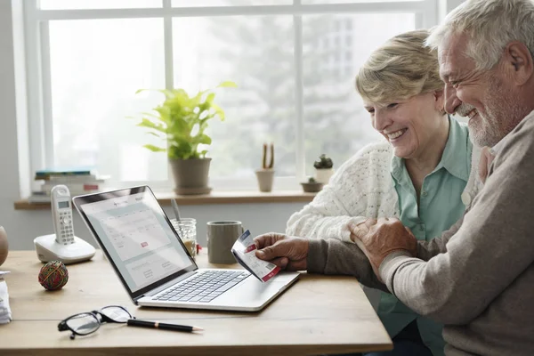 Par med laptop på arbetsplatsen tabell — Stockfoto