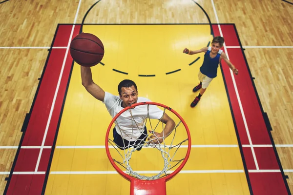 Muž a chlapec hrát basketbal — Stock fotografie