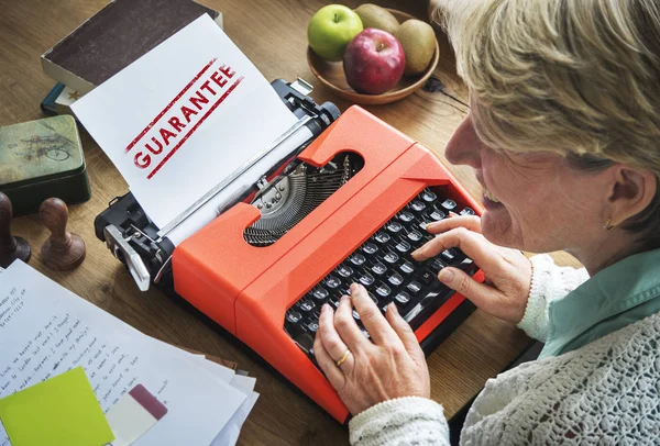 Frau tippt auf historischer Schreibmaschine — Stockfoto