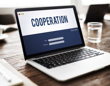 çalışma alanı tablo üstünde laptop