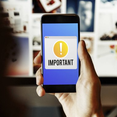 Cep telefonu kullanan adam 