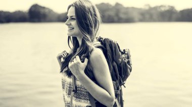 sırt çantası ile genç kız