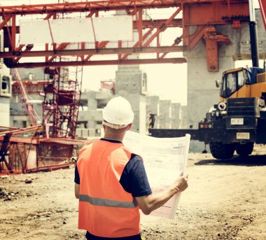 İnşaat işçisi ile mimari planı