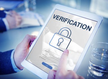  Dijital tablet kullanan adam