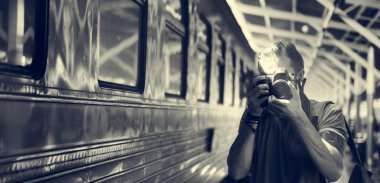 Adam kameraya tren istasyonu ile