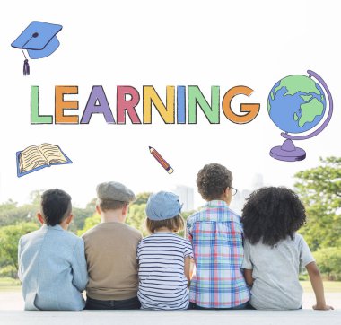 Casual giyinen çocukları iyi eğlenceler