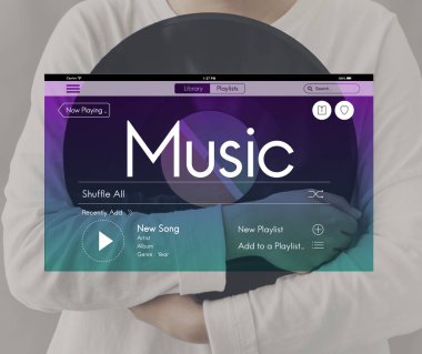 Vinil disk tutan kadın