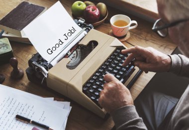 Typewriting makinede yazarak gazeteci adam