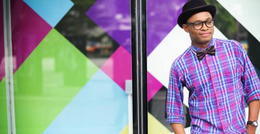 Şapkalı Afrika asıllı adam