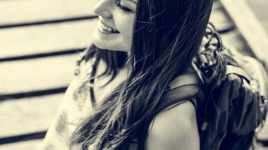 sırt çantası ile genç kız