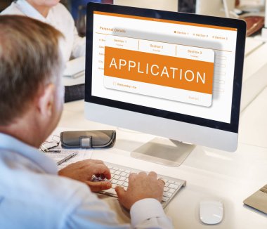 Olgun iş adamı bilgisayarda çalışıyor.