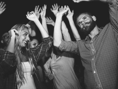 insanlar gece partide dans 