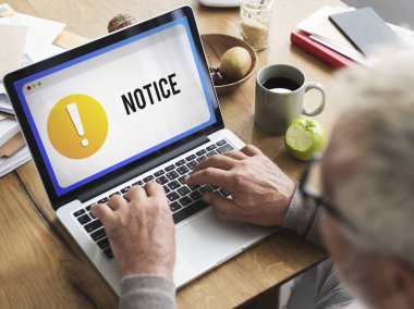 Masada dizüstü bilgisayar kullanan adam