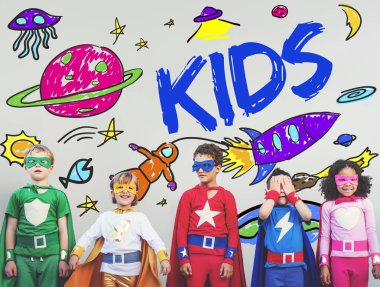 Süper kahraman çocuklar oynarken ve gülüyor