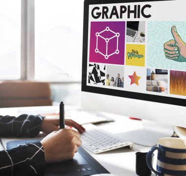 Grafik tablet ile çalışan tasarımcı