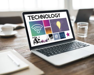 ahşap masa üstünde açılan laptop