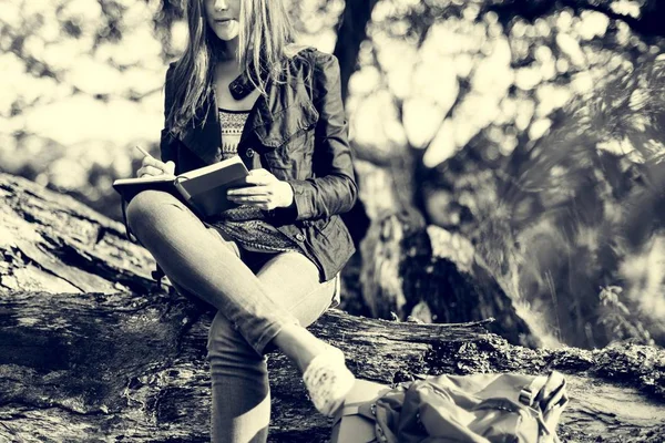 Woman writing notes in nature — Stock Photo, Image