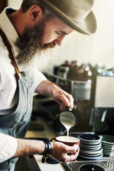 Barista fazendo café cappucino — Fotografia de Stock