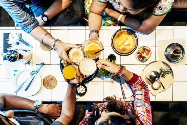 Indické přátelé v restauraci — Stock fotografie