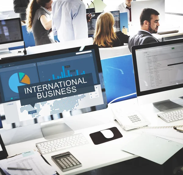 Computer-monitoren met International Business — Stockfoto