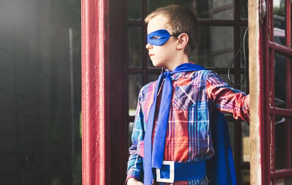 Superhéroe Little Boy en la calle — Foto de Stock