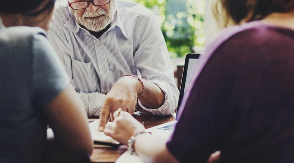 Menschen, die am Laptop arbeiten — Stockfoto