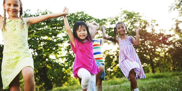 Niños jugando al aire libre — Foto de Stock