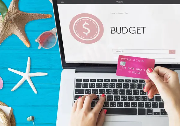 Vrouw werkt met laptop — Stockfoto