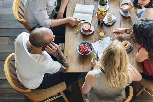 Folk på kafé talande — Stockfoto