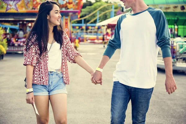 Hermosa pareja citas en el parque de atracciones — Foto de Stock