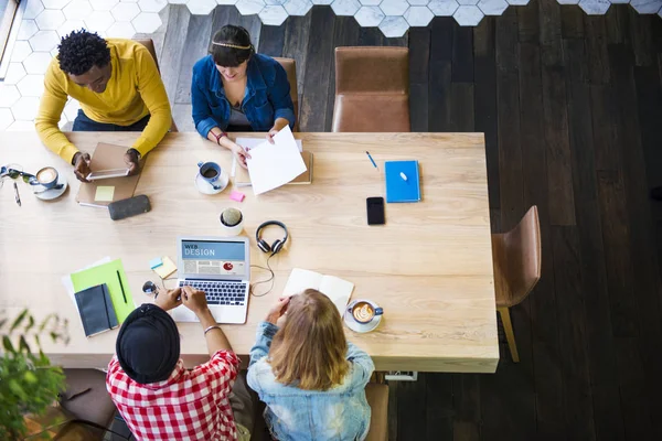 Studenti che imparano insieme — Foto Stock