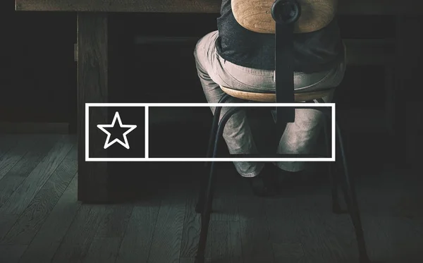 Homme assis à la table — Photo