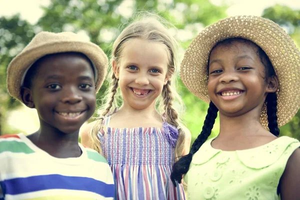 Multiethnische Kinder im Freien — Stockfoto