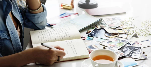 Mujer escribiendo en cuaderno —  Fotos de Stock