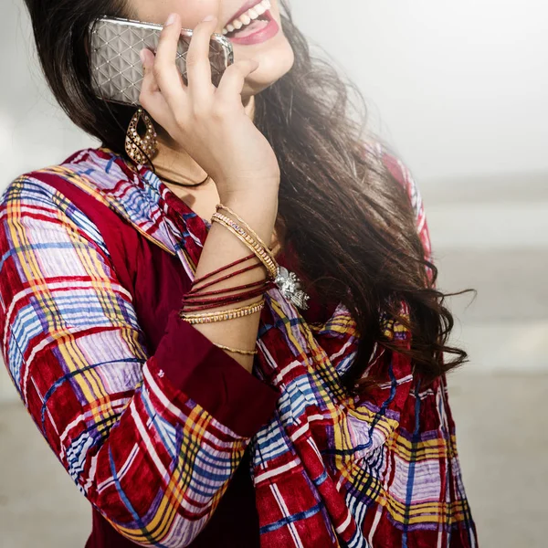 Mulher indiana falando no telefone móvel — Fotografia de Stock