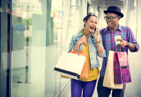 Casal de clientes durando compras — Fotografia de Stock